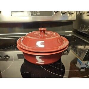 The Pampered Chef Cranberry Round Casserole Dish w/Lid #1121 6 Cup 1.5L EUC